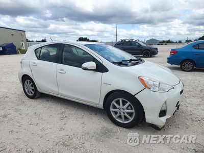 Czwarte zdjęcie samochodu z boku: 2014 TOYOTA PRIUS C FOUR VIN:JTDKDTB35E1561916 - miniatura