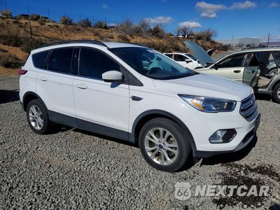 Czwarte zdjęcie samochodu z boku: 2018 FORD ESCAPE SE VIN:1FMCU9GD6JUC76834 - miniatura