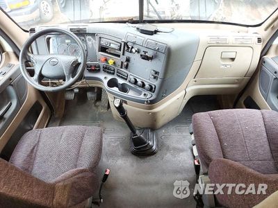Zdjęcie 8 z 14 samochodu: 2015 FREIGHTLINER CASCADIA SEMI TRUCK VIN:3AKJGLBG4FSGK0126 - miniatura