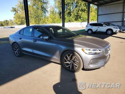 Czwarte zdjęcie samochodu z boku: 2020 VOLVO S60 T6 MOMENTUM VIN:7JRA22TK7LG037695 - miniatura
