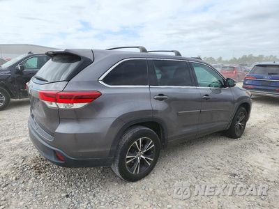 Trzecie zdjęcie samochodu z tyłu: 2018 TOYOTA HIGHLANDER LE VIN:5TDZZRFH3JS254721 - miniatura