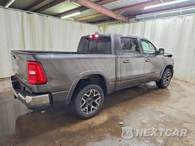 Trzecie zdjęcie samochodu z tyłu: 2026 RAM 1500 LARAMIE VIN:3C6SRFJP3T4176708 - miniatura