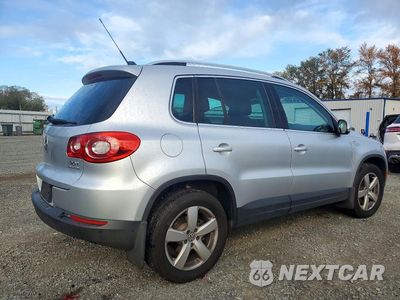 Trzecie zdjęcie samochodu z tyłu: 2010 VOLKSWAGEN TIGUAN SE VIN:WVGBV7AX8AW526191 - miniatura