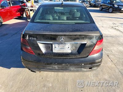 Zdjęcie 6 z 12 samochodu: 2013 MERCEDES-BENZ C 250 VIN:WDDGF4HB2DA856366 - miniatura