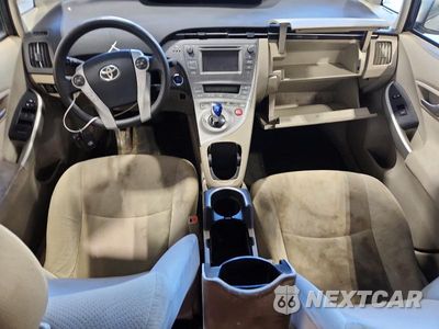 Zdjęcie 8 z 14 samochodu: 2014 TOYOTA PRIUS TWO VIN:JTDKN3DU0E1822405 - miniatura