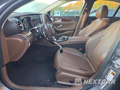 Zdjęcie 7 z 12 samochodu: 2017 MERCEDES-BENZ E 300 4MATIC VIN:WDDZF4KB2HA219940 - miniatura
