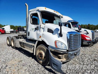 Czwarte zdjęcie samochodu z boku: 2014 FREIGHTLINER CASCADIA SEMI TRUCK VIN:1FUJGBDV4ELFK7039 - miniatura