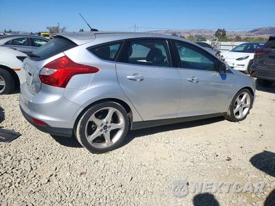 Trzecie zdjęcie samochodu z tyłu: 2013 FORD FOCUS TITANIUM VIN:1FADP3N2XDL370343 - miniatura