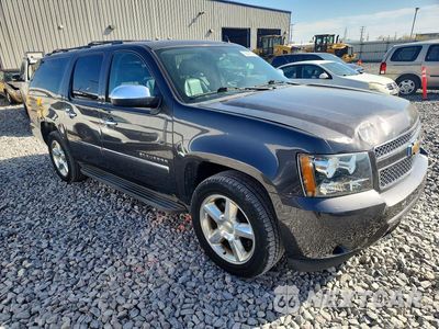 Czwarte zdjęcie samochodu z boku: 2010 CHEVROLET SUBURBAN K1500 LTZ VIN:1GNUKKE36AR103826 - miniatura