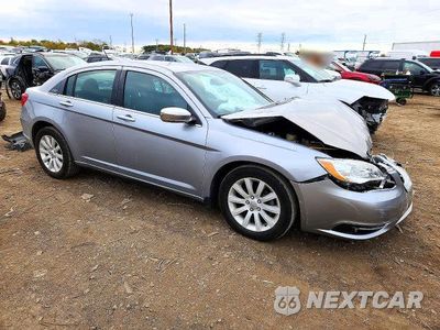 Czwarte zdjęcie samochodu z boku: 2013 CHRYSLER 200 LIMITED VIN:1C3CCBCG6DN743994 - miniatura