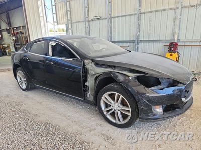 Czwarte zdjęcie samochodu z boku: 2015 TESLA MODEL S 85 VIN:5YJSA1H18FF094566 - miniatura