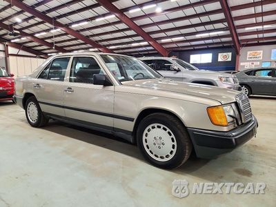 Czwarte zdjęcie samochodu z boku: 1989 MERCEDES-BENZ 300 E VIN:WDBEA30D8KA949153 - miniatura