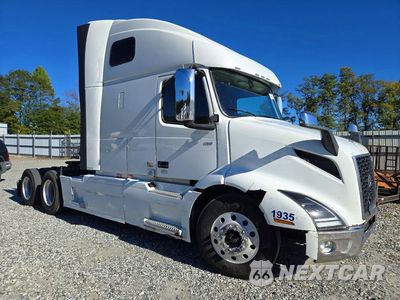 Czwarte zdjęcie samochodu z boku: 2021 VOLVO VNR - SEMI TRUCK VIN:4V4WC9EH5MN278023 - miniatura