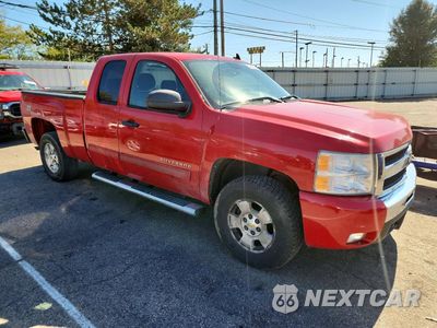 Czwarte zdjęcie samochodu z boku: 2011 CHEVROLET SILVERADO K1500 LT VIN:1GCRKSE38BZ404372 - miniatura