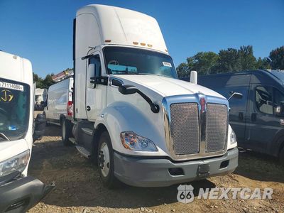 Czwarte zdjęcie samochodu z boku: 2017 KENWORTH T680 SEMI TRUCK VIN:1XKYA48X2HJ160321 - miniatura