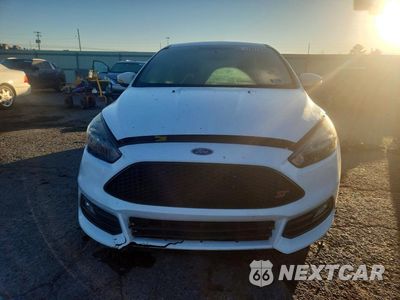 Piąte zdjęcie samochodu w środku: 2017 FORD FOCUS ST VIN:1FADP3L9XHL345335 - miniatura