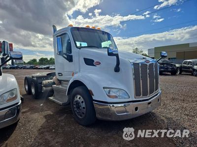 Czwarte zdjęcie samochodu z boku: 2019 PETERBILT 579 SEMI TRUCK VIN:1XPBDP9X0KD630519 - miniatura