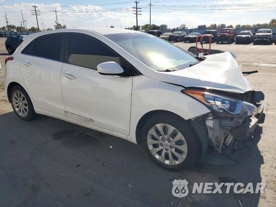 Czwarte zdjęcie samochodu z boku: 2017 HYUNDAI ELANTRA GT BASE VIN:KMHD35LH5HU383490 - miniatura
