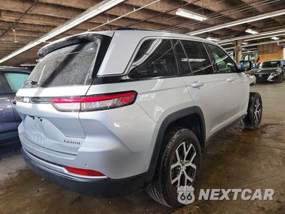 Trzecie zdjęcie samochodu z tyłu: 2026 JEEP GRAND CHEROKEE LIMITED VIN:1C4RJHBRXTC283444 - miniatura