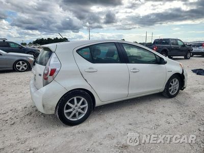 Trzecie zdjęcie samochodu z tyłu: 2014 TOYOTA PRIUS C FOUR VIN:JTDKDTB35E1561916 - miniatura