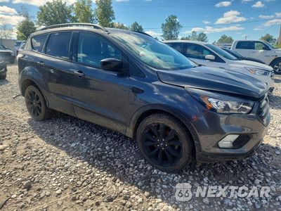 Czwarte zdjęcie samochodu z boku: 2018 FORD ESCAPE SE VIN:1FMCU0GD7JUD42948 - miniatura