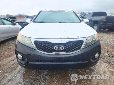 Piąte zdjęcie samochodu w środku: 2011 KIA SORENTO LX VIN:5XYKTCA12BG133462 - miniatura