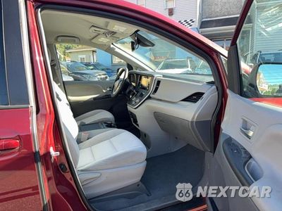 Piąte zdjęcie samochodu w środku: 2020 TOYOTA SIENNA LE 8-PASSENGER VIN:5TDKZ3DC1LS043252 - miniatura