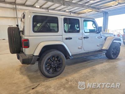 Trzecie zdjęcie samochodu z tyłu: 2022 JEEP WRANGLER UNLIMITED SAHARA 4XE VIN:1C4JJXP60NW170643 - miniatura