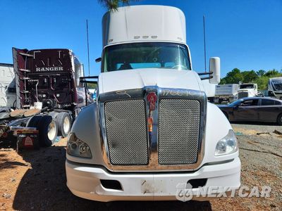 Piąte zdjęcie samochodu w środku: 2017 KENWORTH T680 SEMI TRUCK VIN:1XKYDP9X4HJ176690 - miniatura