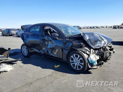 Czwarte zdjęcie samochodu z boku: 2018 TOYOTA YARIS IA BASE VIN:3MYDLBYVXJY315286 - miniatura