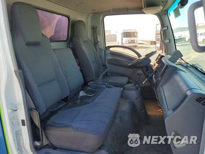 Zdjęcie 10 z 12 samochodu: 2009 ISUZU NPR BOX TRUCK VIN:4KLC4W1N49J802119 - miniatura