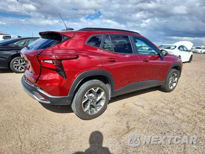 Trzecie zdjęcie samochodu z tyłu: 2025 CHEVROLET TRAX 1LT VIN:KL77LHEP7SC276880 - miniatura