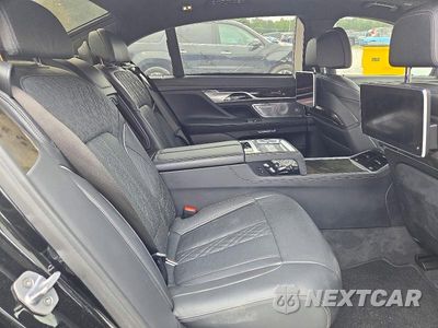 Zdjęcie 10 z 12 samochodu: 2018 BMW M760 XI VIN:WBA7H6C5XJG614853 - miniatura