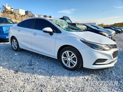 Czwarte zdjęcie samochodu z boku: 2017 CHEVROLET CRUZE LT VIN:1G1BE5SMXH7182678 - miniatura