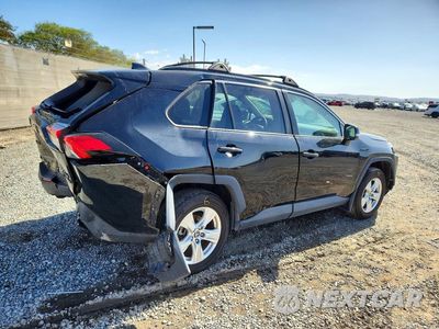 Trzecie zdjęcie samochodu z tyłu: 2021 TOYOTA RAV4 XLE VIN:4T3RWRFV2MU028218 - miniatura