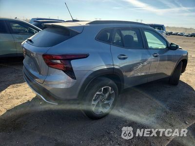 Trzecie zdjęcie samochodu z tyłu: 2026 CHEVROLET TRAX 1LT VIN:KL77LHEP4TC244728 - miniatura