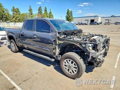 Czwarte zdjęcie samochodu z boku: 2025 TOYOTA TACOMA SR5 VIN:3TMKB5FN3SM039037 - miniatura