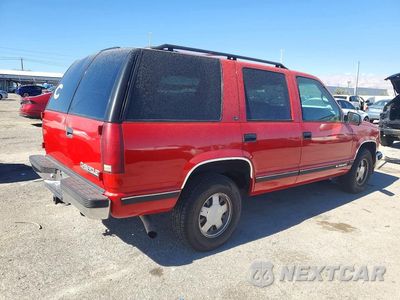 Trzecie zdjęcie samochodu z tyłu: 1999 CHEVROLET TAHOE C1500 VIN:1GNEC13R0XJ527190 - miniatura