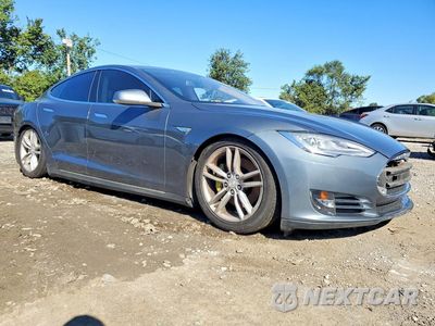 Czwarte zdjęcie samochodu z boku: 2013 TESLA MODEL S VIN:5YJSA1BC2DFP11208 - miniatura