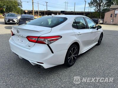 Czwarte zdjęcie samochodu z boku: 2020 TOYOTA CAMRY SE VIN:4T1G11AK1LU915160 - miniatura