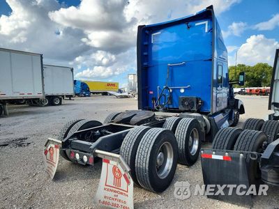 Trzecie zdjęcie samochodu z tyłu: 2022 KENWORTH T680 SEMI TRUCK VIN:1XKYDP9X0NJ134951 - miniatura