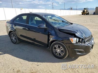 Czwarte zdjęcie samochodu z boku: 2015 CHEVROLET SONIC LT VIN:1G1JC5SGXF4147780 - miniatura