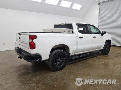 Trzecie zdjęcie samochodu z tyłu: 2022 CHEVROLET SILVERADO K1500 TRAIL BOSS CUSTOM VIN:3GCPDCEK1NG549594 - miniatura