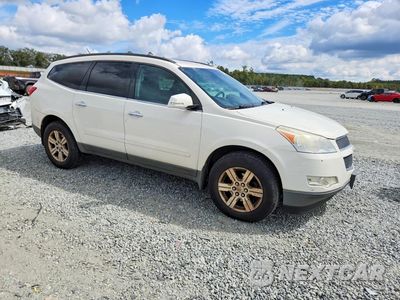 Czwarte zdjęcie samochodu z boku: 2012 CHEVROLET TRAVERSE LT VIN:1GNKVGED1CJ237472 - miniatura