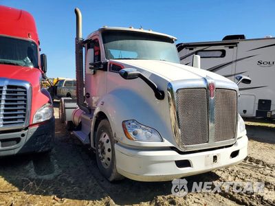 Czwarte zdjęcie samochodu z boku: 2015 KENWORTH T680 SEMI TRUCK VIN:1XKYDP9X3FJ438809 - miniatura
