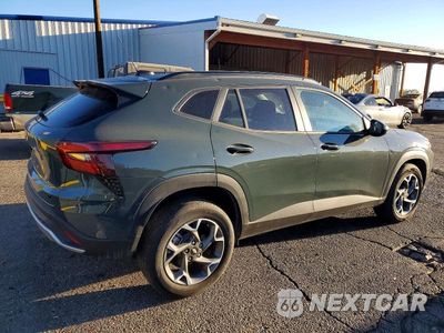 Trzecie zdjęcie samochodu z tyłu: 2026 CHEVROLET TRAX 1LT VIN:KL77LHEP5TC030122 - miniatura