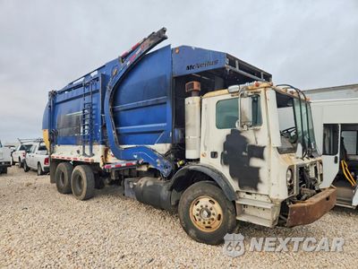 Czwarte zdjęcie samochodu z boku: 2010 MACK MRU600 REFUSE TRUCK VIN:1M2AV02C3AM005129 - miniatura