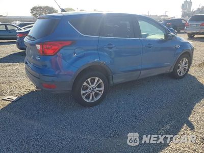 Trzecie zdjęcie samochodu z tyłu: 2019 FORD ESCAPE SE VIN:1FMCU0GD7KUA06217 - miniatura