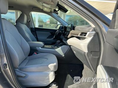 Piąte zdjęcie samochodu w środku: 2020 TOYOTA HIGHLANDER LE VIN:5TDBZRBHXLS013491 - miniatura