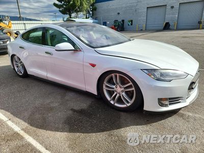 Czwarte zdjęcie samochodu z boku: 2013 TESLA MODEL S VIN:5YJSA1CN8DFP04313 - miniatura